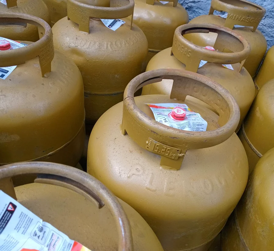 Botijões de gás P13 de 13 kg lacrados no estoque da Gás e Água Continental