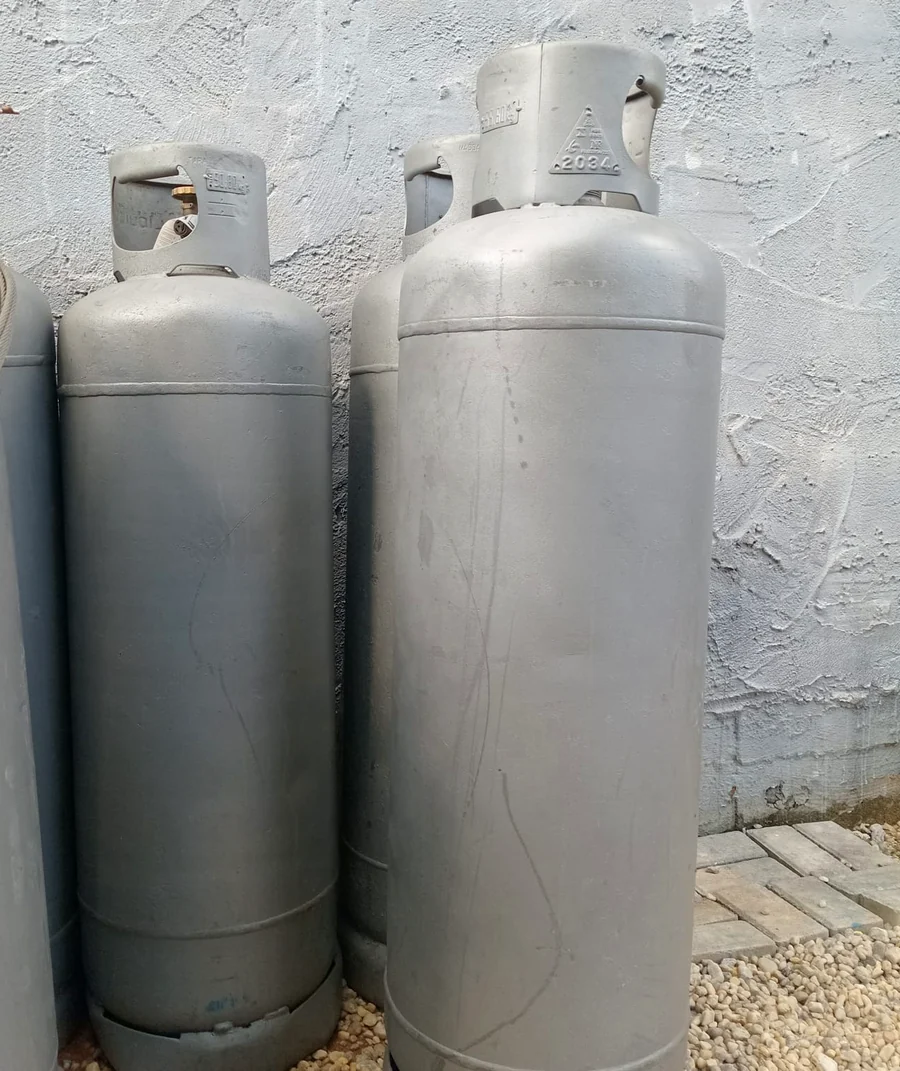 Botijões de gás P45 de 45 kg para restaurante e padaria